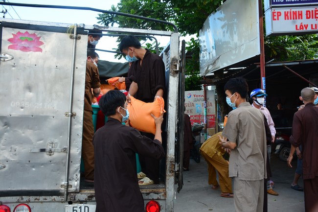Continuing to support people in need in the Covid-19 pandemic of Hoang Phap Pagoda (series 4)